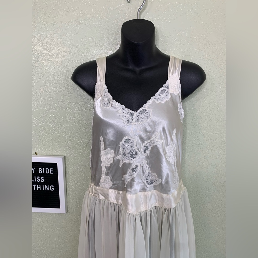 Rare Vintage Victoria Secret Embroidered Night Gown W/ Matching Robe One Size - Picture 3 of 16
